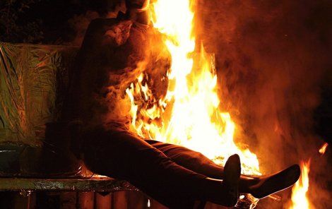 Muži chtěli upálit romskou rodinu. Hořící figurína (Ilustrační foto)