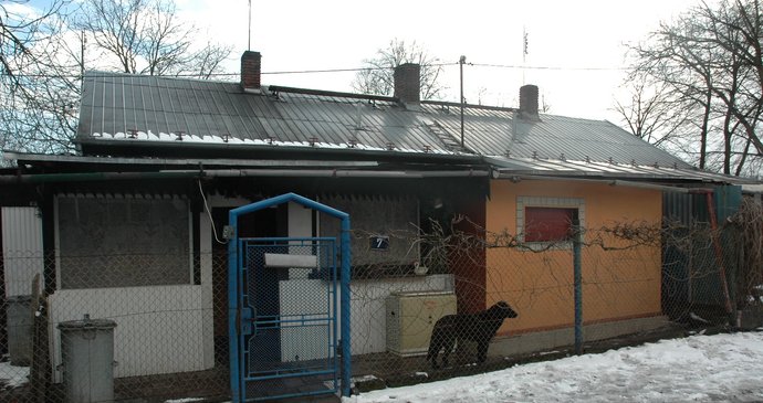 Do domu romské rodiny v Ostravě někdo hodil zápalnou láhev.