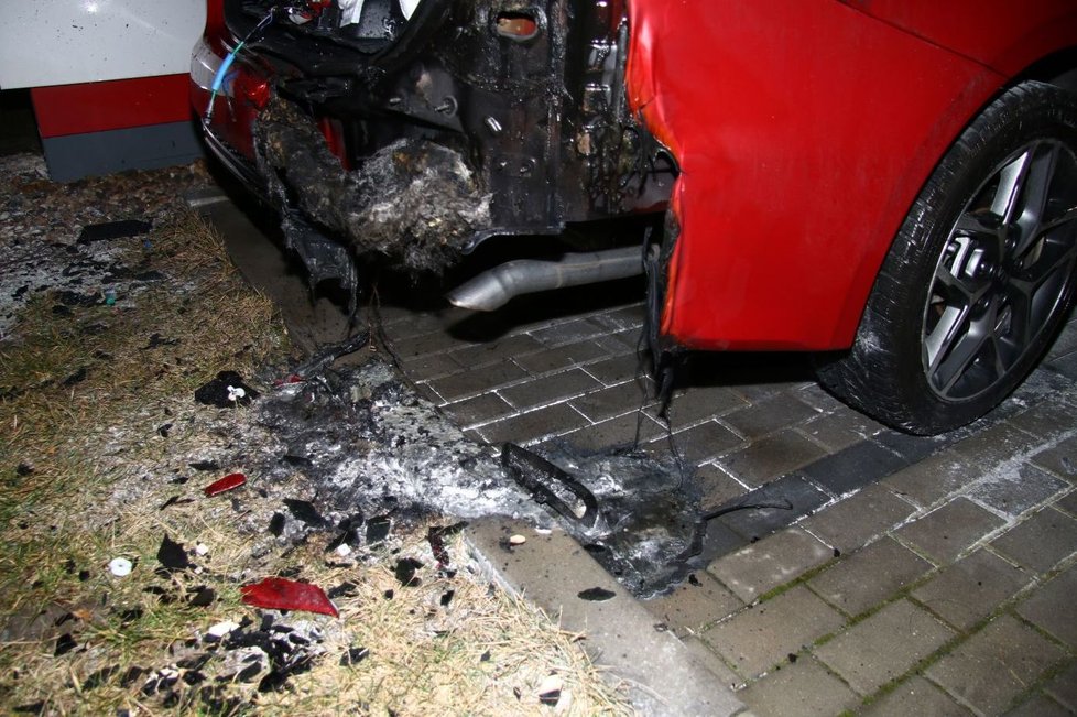 Neuvěřitelné! Žena (48) na Brněnsku v opilosti podpálila vůz vystavený před autosalonem. 