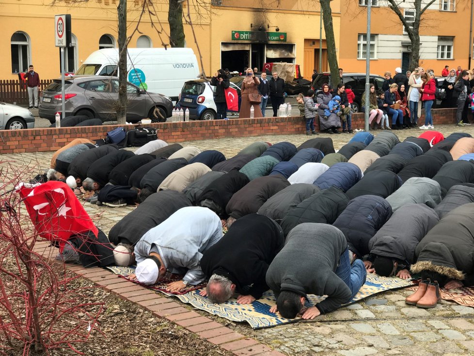 Věřící se modlili na ulici, jejich mešita vyhořela.
