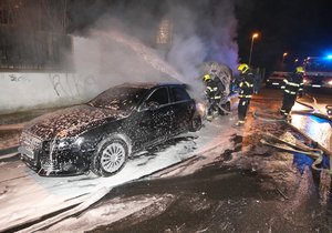 Dva žháři v Praze zapalovali auta a kontejnery. Policie je dopadla.