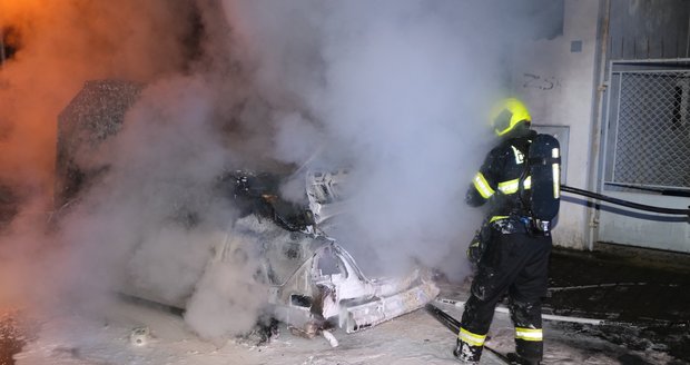 Dva žháři v Praze zapalovali auta a kontejnery. Policie je dopadla.