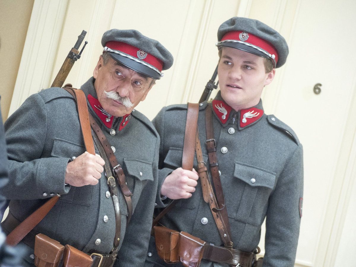 Pavel Zedníček si na place užil vedro i zimu, pochopitelně pořád v jedné uniformě.