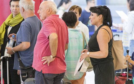 S Felixem se zpěvačka stihla prý ještě pohádat. Na letišti tak manželé vypadali, jako že se vůbec neznají.