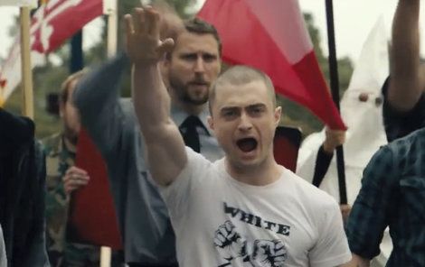 Radcliffe hraje agenta FBI, který se infiltruje do neonacistické organizace.