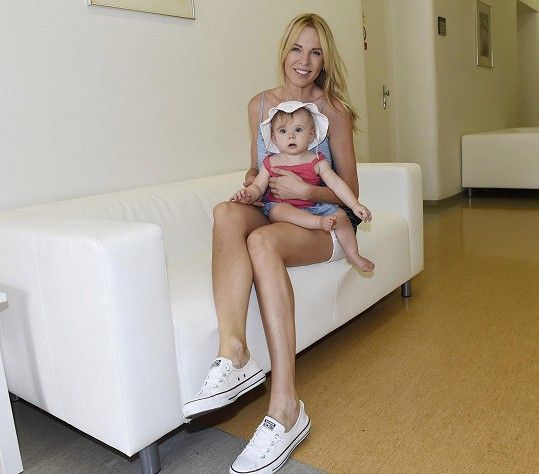 Diana Kobzanová s dcerou Ellou (1,5). Dnes je ráda, že rodila císařským řezem. Myslí si, že je při něm méně komplikací, než u klasického porodu.