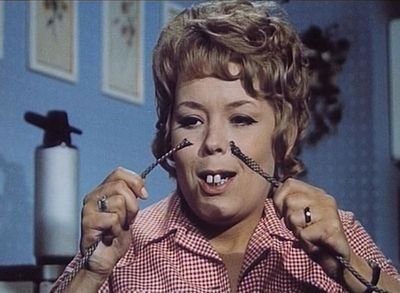 1971 Dívka na koštěti Drbohlavová coby zubatá učitelka.