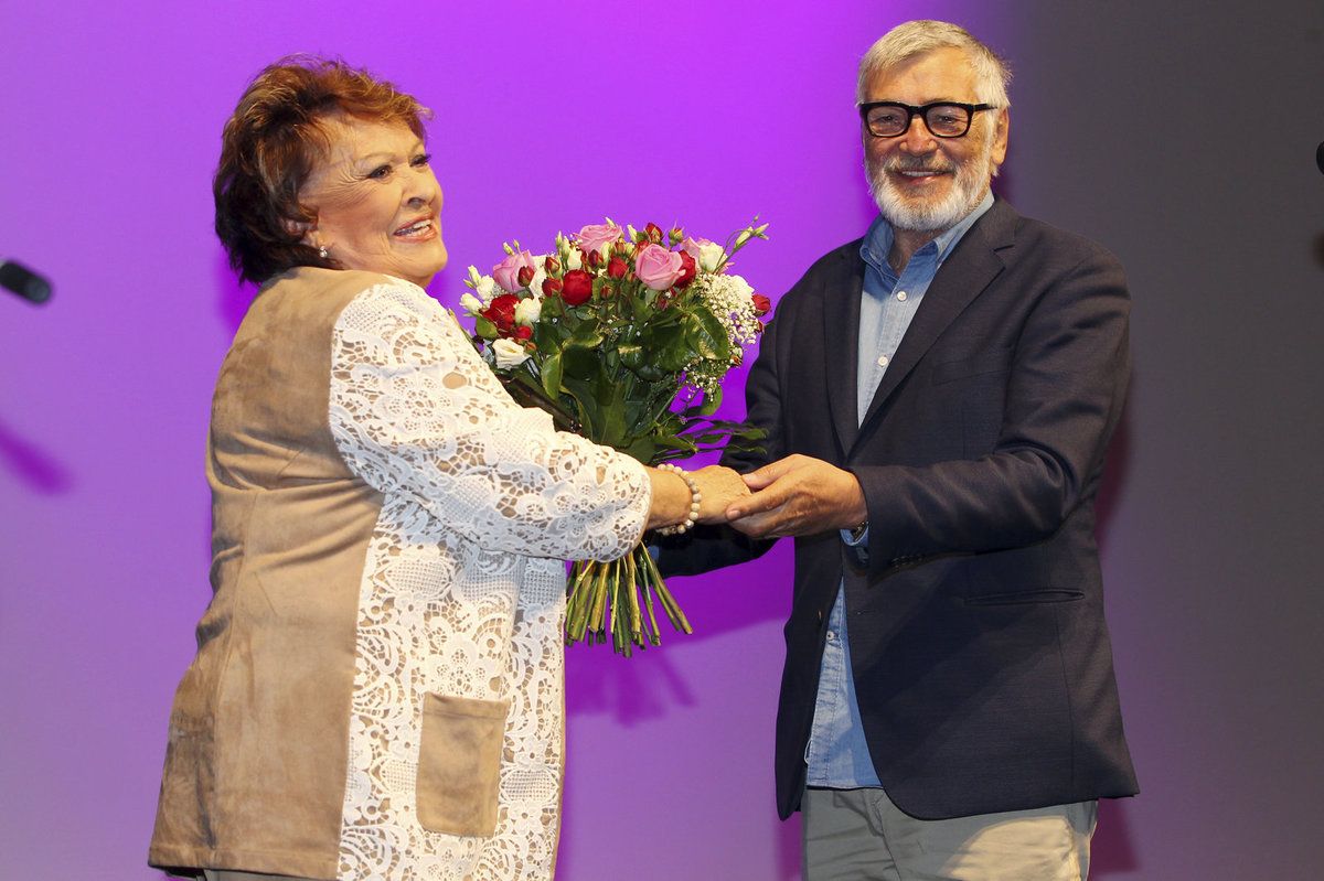 KARLOVY VARY, ČTVRTEK 16:20. Prezident festivalu Jiří Bartoška předal Bohdalové velkou květinu.