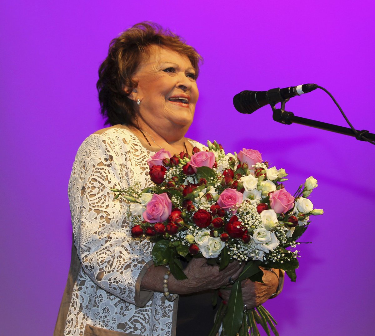 KARLOVY VARY, ČTVRTEK 16:20. Prezident festivalu Jiří Bartoška předal Bohdalové velkou květinu. 