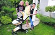 Ještě týden před porodem předávali manželé kočárek pro Vlaďku Řepkovou a její charitativní projekt Mima pomáhá dětem..