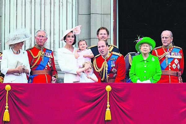 Královská rodina pohromadě. Zleva vévodkyně Camilla snacha,  princ Charles  syn,  vévodkyně Kate prasnacha,  princezna Charlotte pravnučka , princ George pravnuk, princ William vnuk, princ Harry vnuk  Královna Alžběta II. oslavenkyně,  princ Philip manžel