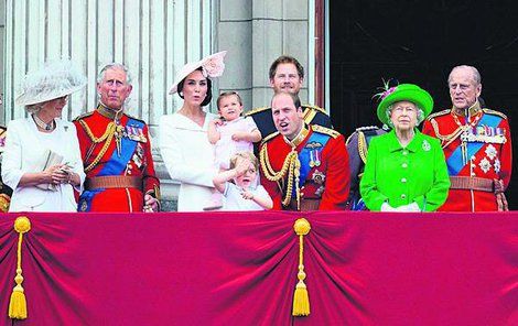 Královská rodina pohromadě. Zleva vévodkyně Camilla (68) snacha,  princ Charles (67) syn,  vévodkyně Kate (34) prasnacha,  princezna Charlotte (1) pravnučka , úrinc George (2) pravnuk, princ William (33) vnuk, princ Harry (31) vnuk  Královna Alžběta II. (90) oslavenkyně,  princ Philip (95) manžel