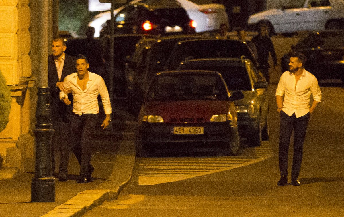 KARLOVY VARY, STŘEDA 1:40 Při návratu z baru na hotel ho museli podpírat.