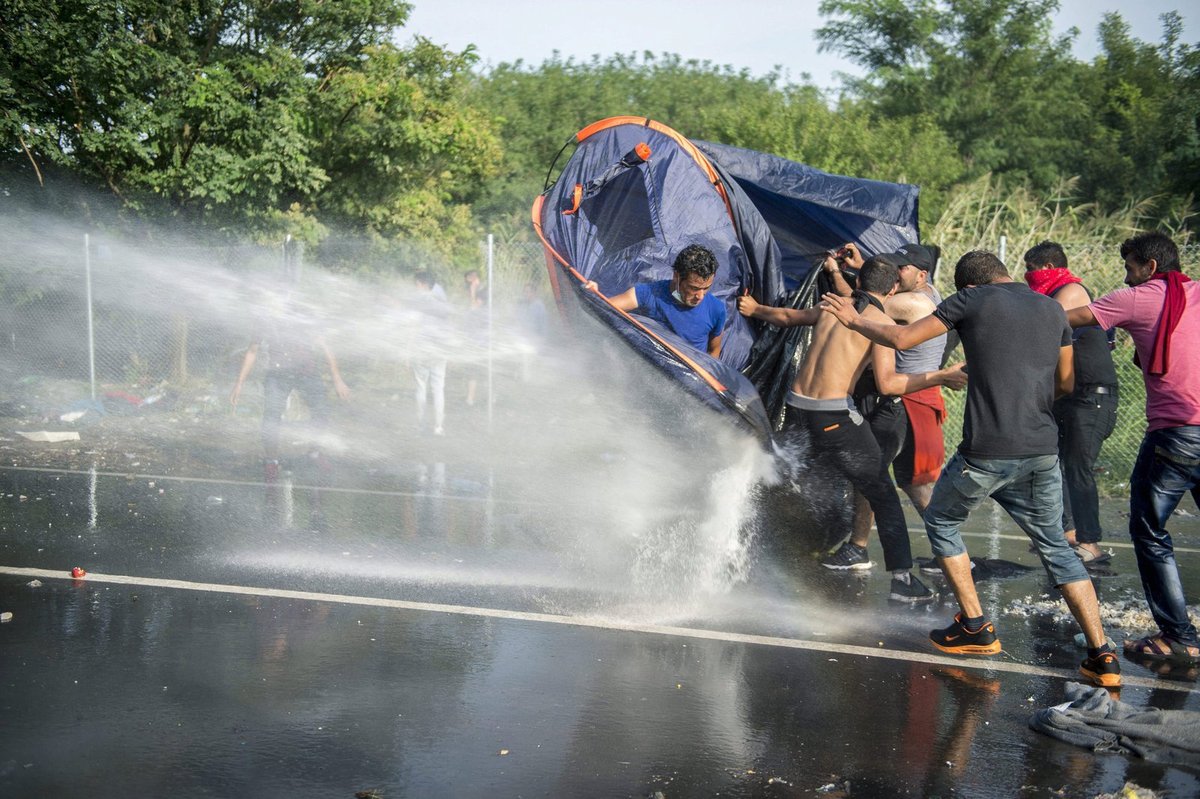 Vodní děla na migranty už použili v Maďarsku.
