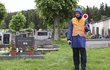Aby se nikdo neobjevil nečekaně v záběru, i na hřbitově byl člověk v oranžové vestě, který zakazoval vstup.