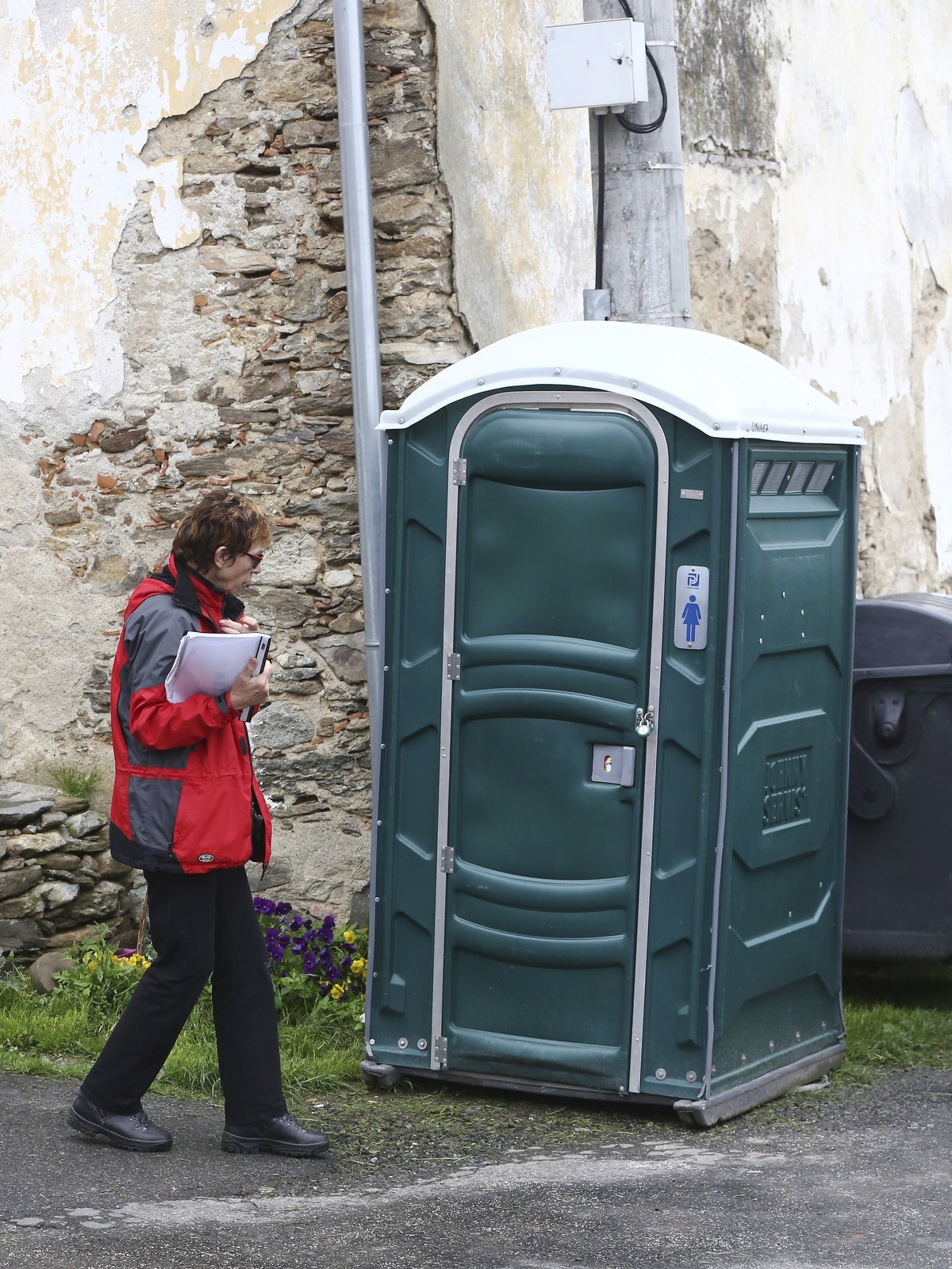 O provizorních podmínkách na place mluví i mobilní WC postavené před kostelem.