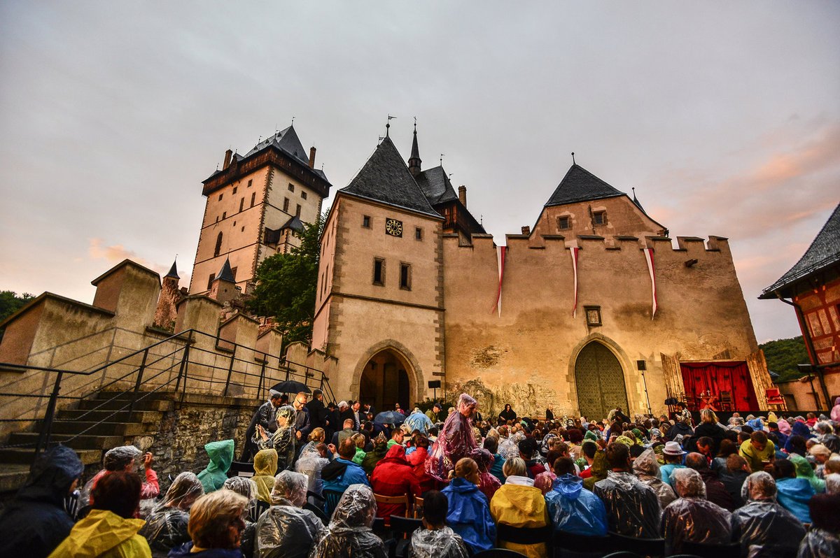 Hrad Karlštejn v obležení diváků.