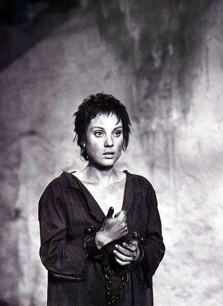1969 - Kladivo na čarodějnice! Ve filmu se odvážně ukázala zcela nahá.