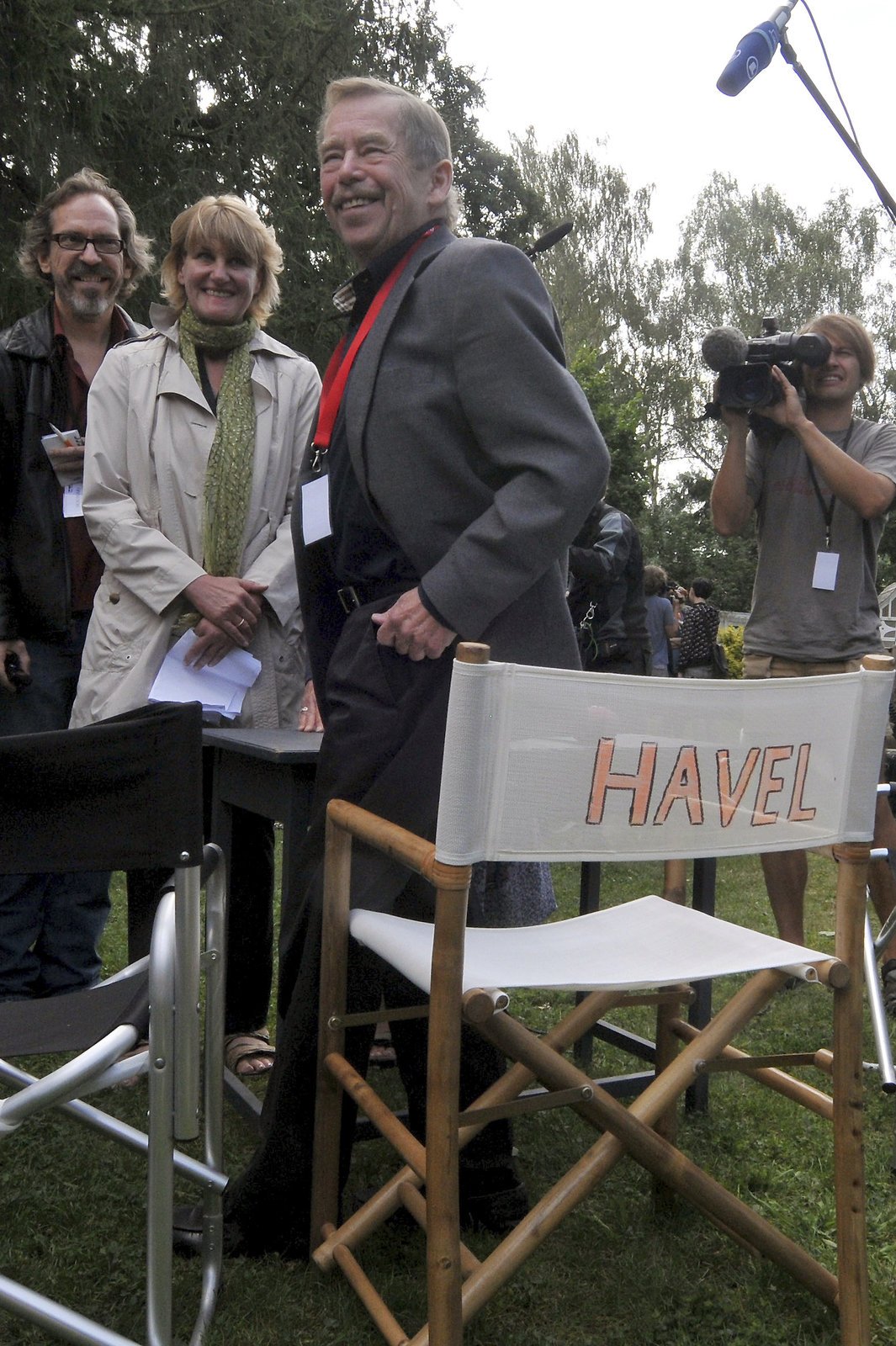 Červenec 2010. I přes zápal plic si Václav Havel práci na filmu Odcházení užíval.