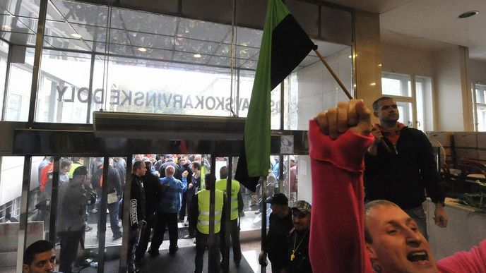 Zhruba 3000 lidí se sešlo 17. září podle odhadu policie v Ostravě na hornické demonstraci nazvané Za zachování pracovních míst a slušnou mzdu. Několik desítek z nich vtrhlo do budovy bývalého ředitelství OKD na Prokešově náměstí, objekt ale sami opustili poté, co se na místě objevili policejní těžkooděnci.