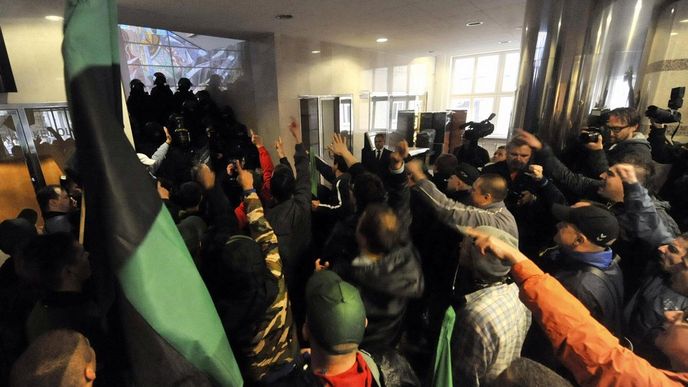 Zhruba 3000 lidí se sešlo 17. září podle odhadu policie v Ostravě na hornické demonstraci nazvané Za zachování pracovních míst a slušnou mzdu. Několik desítek z nich vtrhlo do budovy bývalého ředitelství OKD na Prokešově náměstí, objekt ale sami opustili poté, co se na místě objevili policejní těžkooděnci.