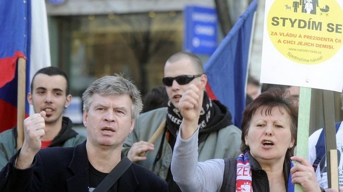 Zhruba dvě až tři stovky lidí se dnes v podvečer sešly na Václavském náměstí v centru Prahy.