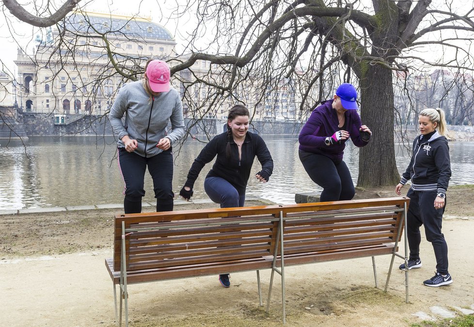 Boubelky Bára, Lucie a Markéta si daly venkovní trénink. Trenérka Denisa Balakovská holky vůbec nešetřila.