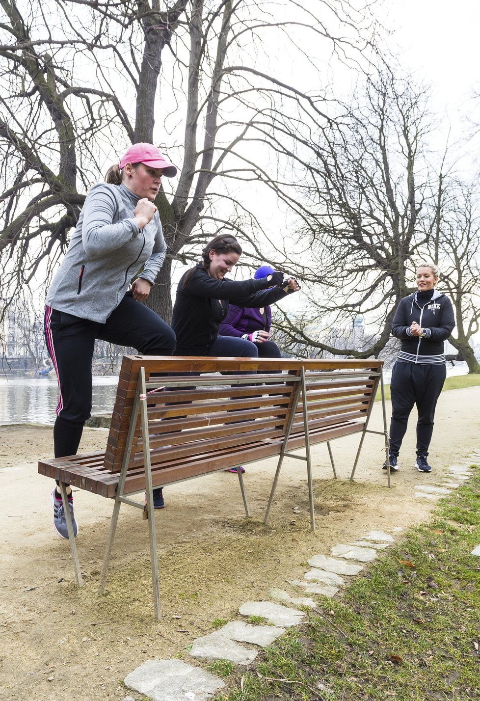 Boubelky Bára, Lucie a Markéta si daly venkovní trénink. Trenérka Denisa Balakovská holky vůbec nešetřila.