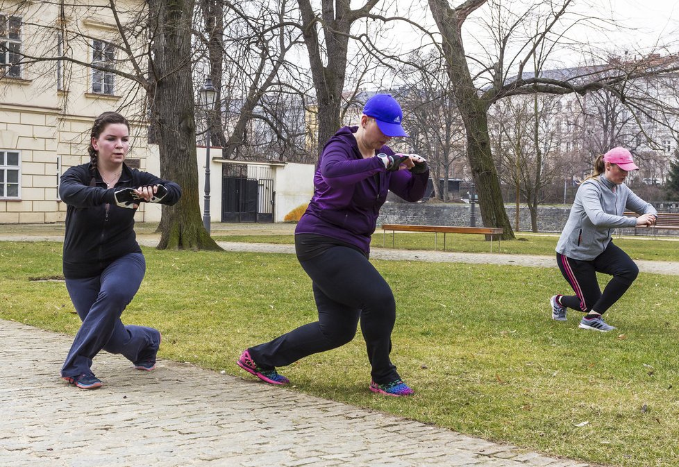 Boubelky Bára, Lucie a Markéta si daly venkovní trénink.