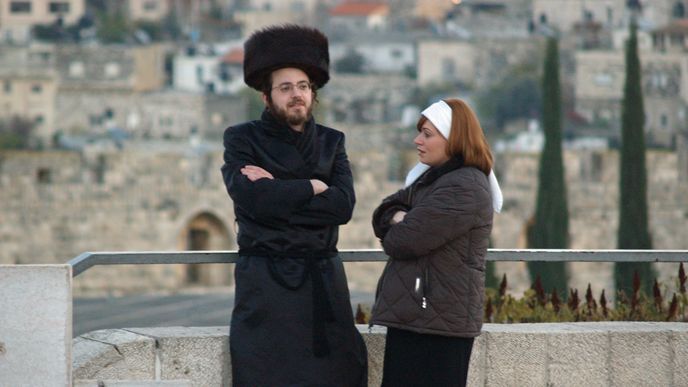 Orthodox_couple_on_Shabbat_in_Jerusalem