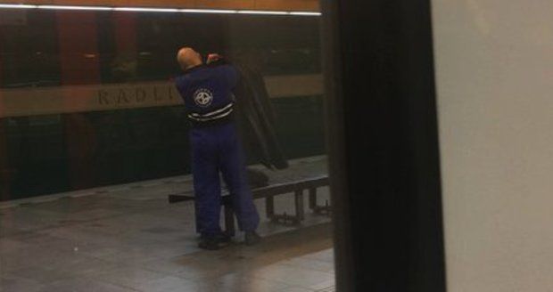 Cestující v pražském metru čelil verbálnímu antisemitskému útoku ze strany muže v uniformě DPP. Oběť si ho stačila vyfotografovat.