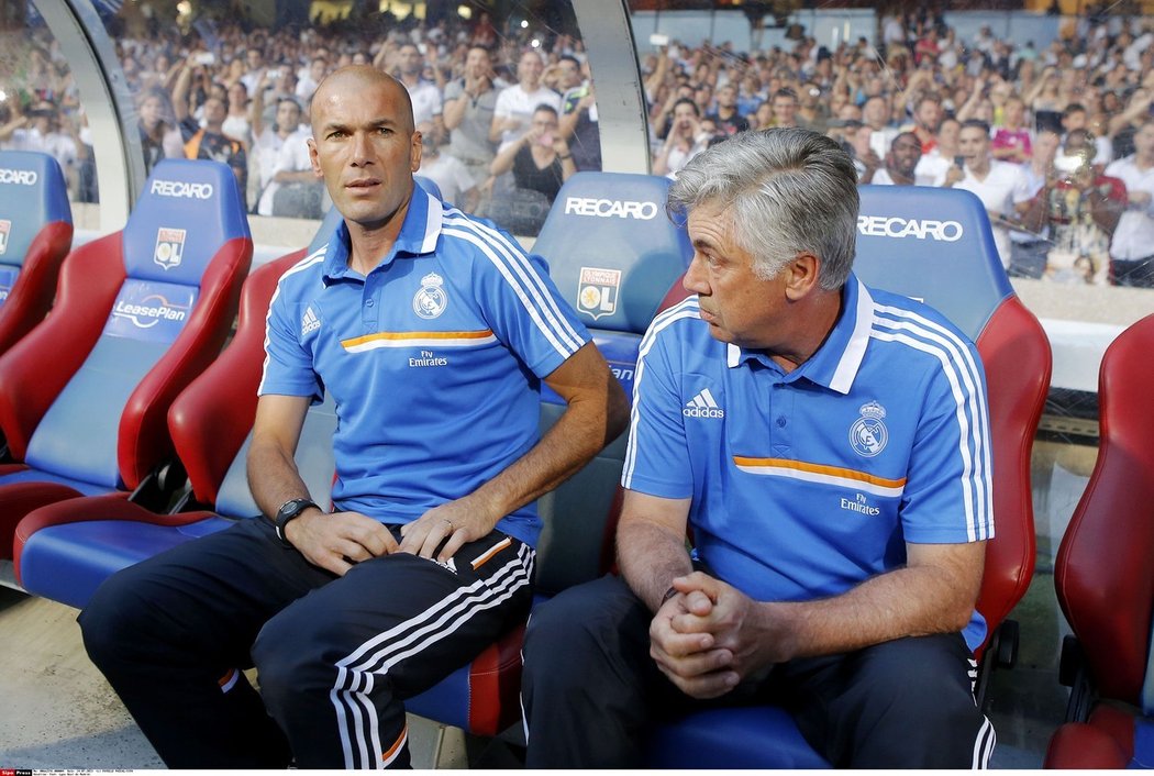 Legendární Zinedine Zidane dělal trenérovi Carlo Ancelottimu asistenta, nyní by ho mohl nahradit