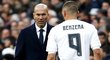 Trenér Realu Madrid Zinedine Zidane a jeden z jeho hvězdných svěřenců Karim Benzema
