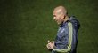 Trenér Realu Madrid Zinedine Zidane na tréninku před El Clásikem