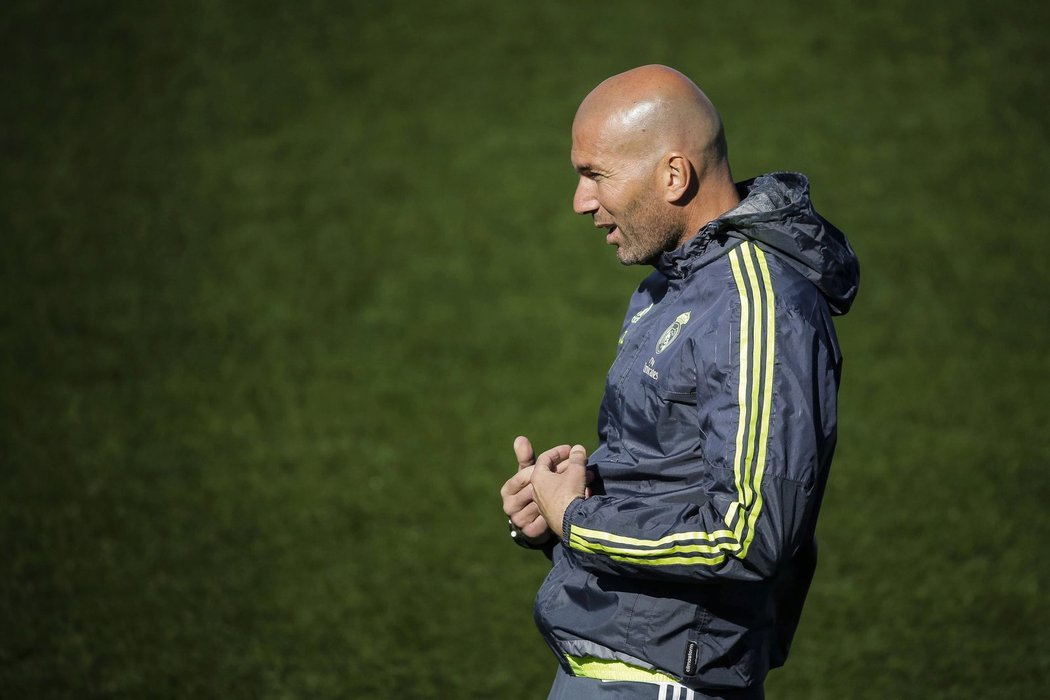 Trenér Realu Madrid Zinedine Zidane na tréninku před El Clásikem