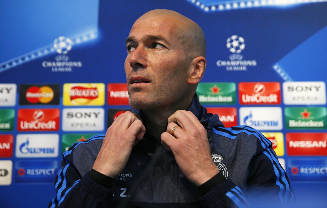 Trenér Realu Madrid Zinedine Zidane na tiskové konferenci