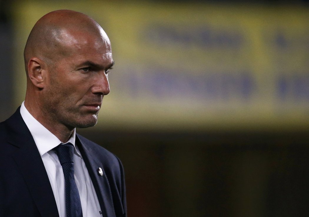 Trenér Realu Zinedine Zidane během zápasu v Las Palmas