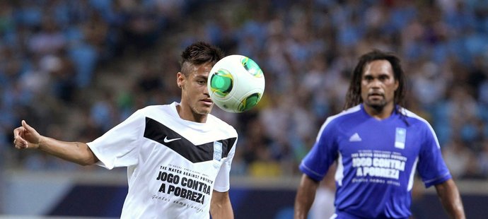 Neymar si zpracoval míč a vyslal spoluhráči geniální přihrávku.