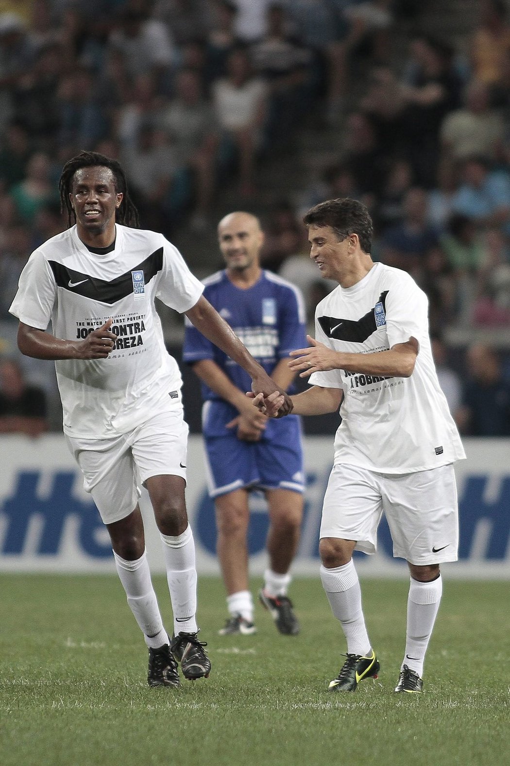 Bebeto (vpravo) se raduje s Roque Juniorem poté, co vsítil gól, na který mu přihrál Neymar.