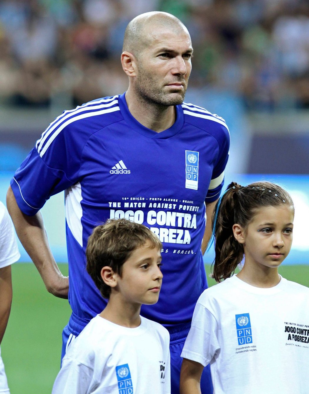 Zinédine Zidane patřil mezi nejvýraznější osobnosti exhibičního zápasu, který do brazilského Porto Alegre přilákal řadu současných i bývalých fotbalových hvězd.