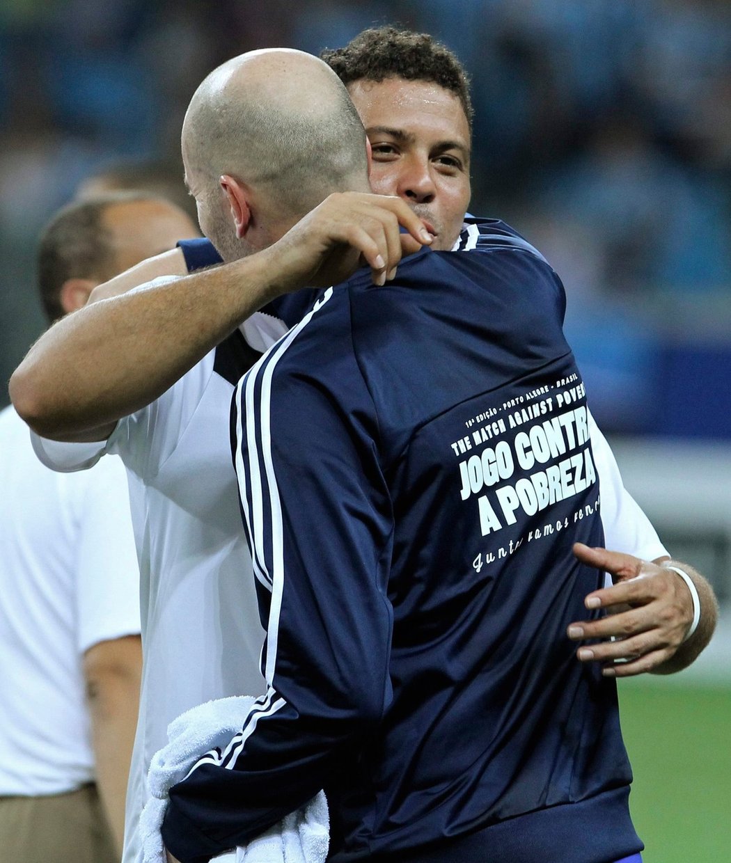 Zinédine Zidane se objímá se svým kamarádem Ronaldem.
