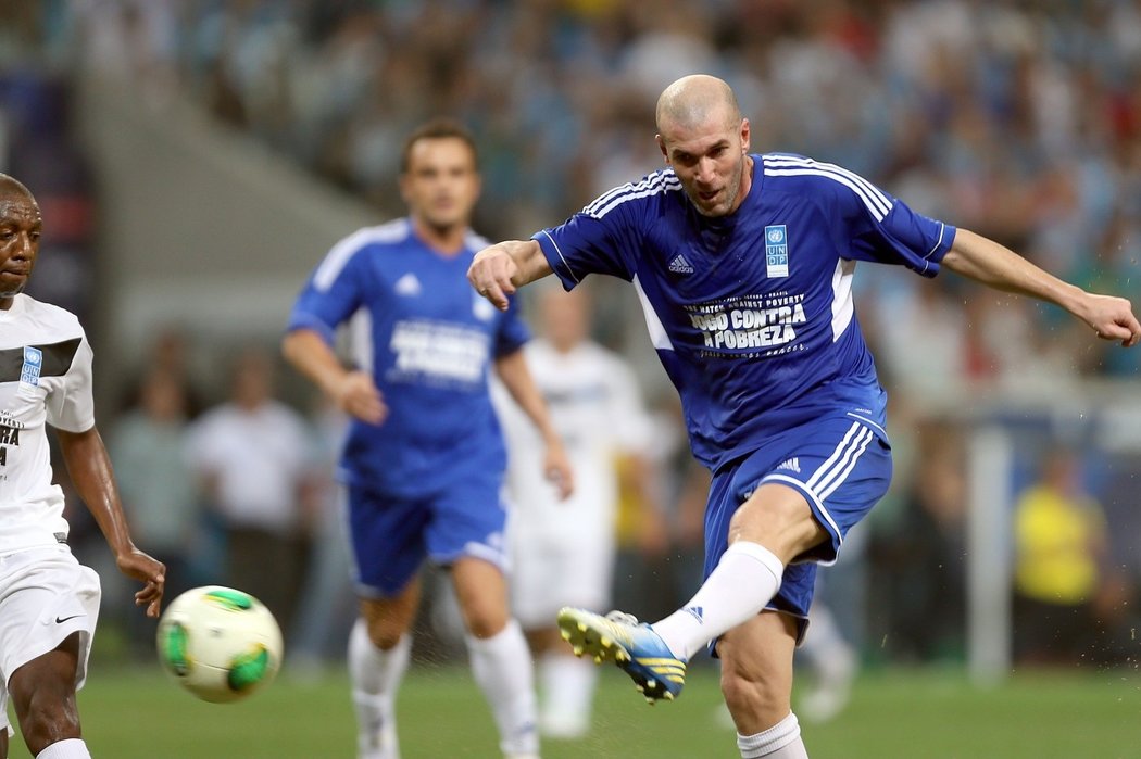 Zinédine Zidane vypálil a vstřelil gól jako ve finále Ligy mistrů v roce 2002.