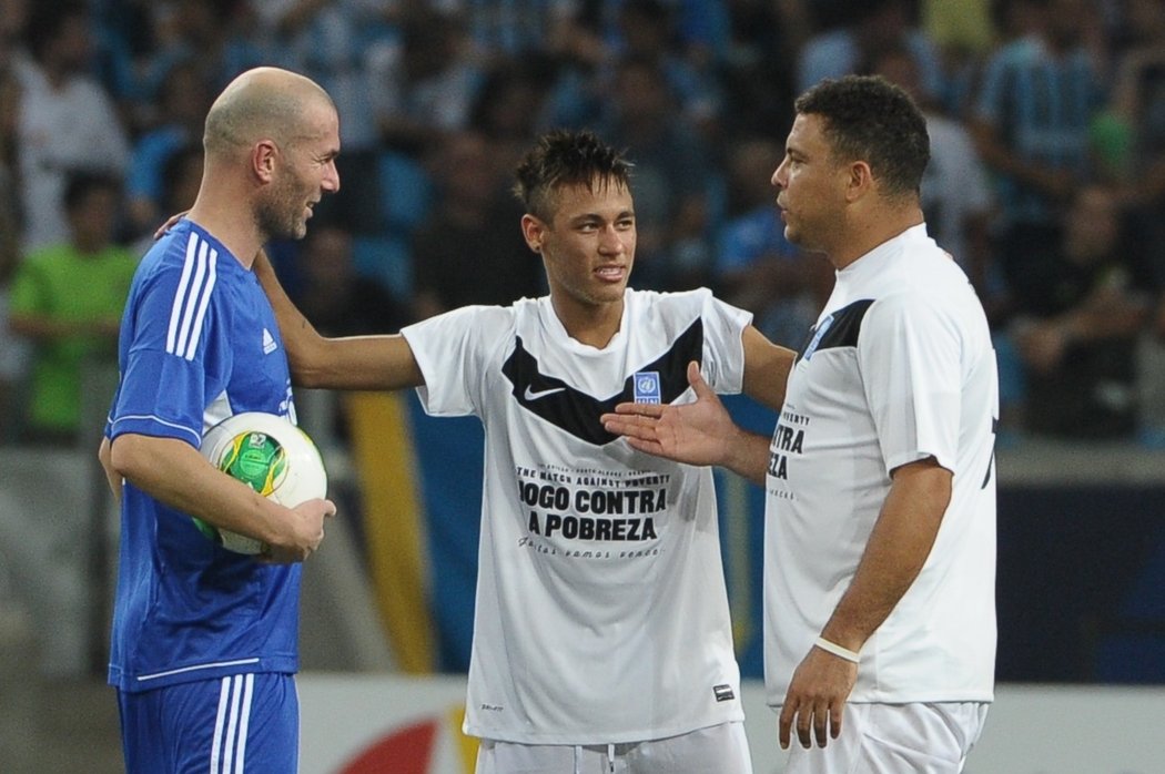 Zinédine Zidane, Neymar a Ronaldo vedou velice veselou konverzaci.