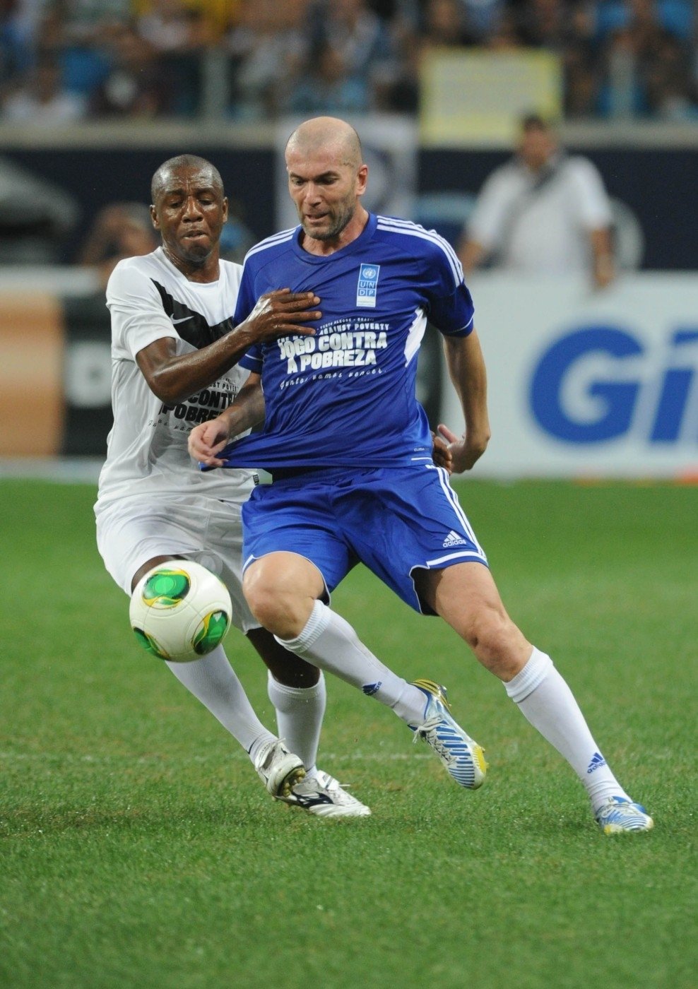 Zinédine Zidane úspěšně podržel míč.