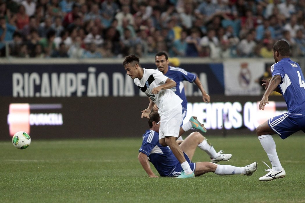 Neymar uniká obráncům Zidaneho mužstva.