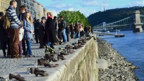 Památník Boty v maďarské Budapešti na počest zavražděných Židů během druhé světové války.