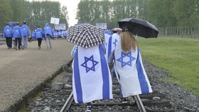 Tisíce Židů dnes uctily památku obětí holokaustu.