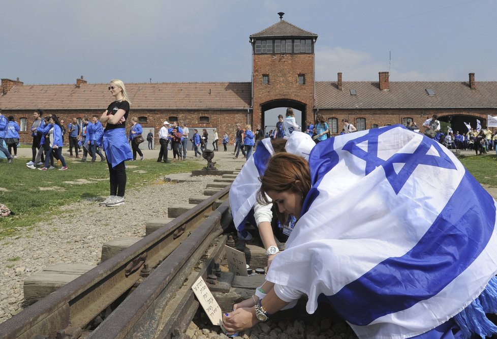Tisíce Židů dnes uctily památku obětí holokaustu