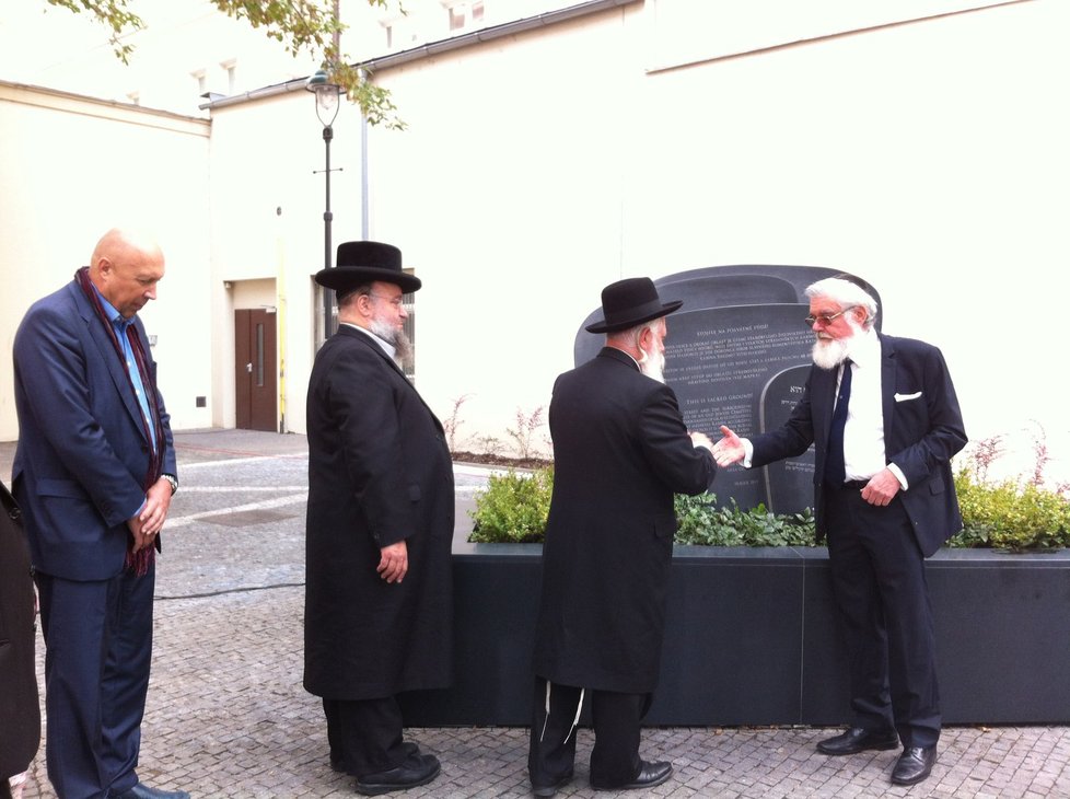 Odhlení památníku na místě nejstaršího židovského hřbitova v Praze