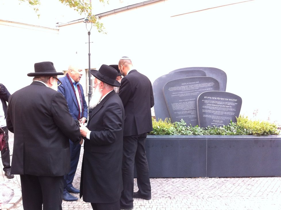 Odhlení památníku na místě nejstaršího židovského hřbitova v Praze